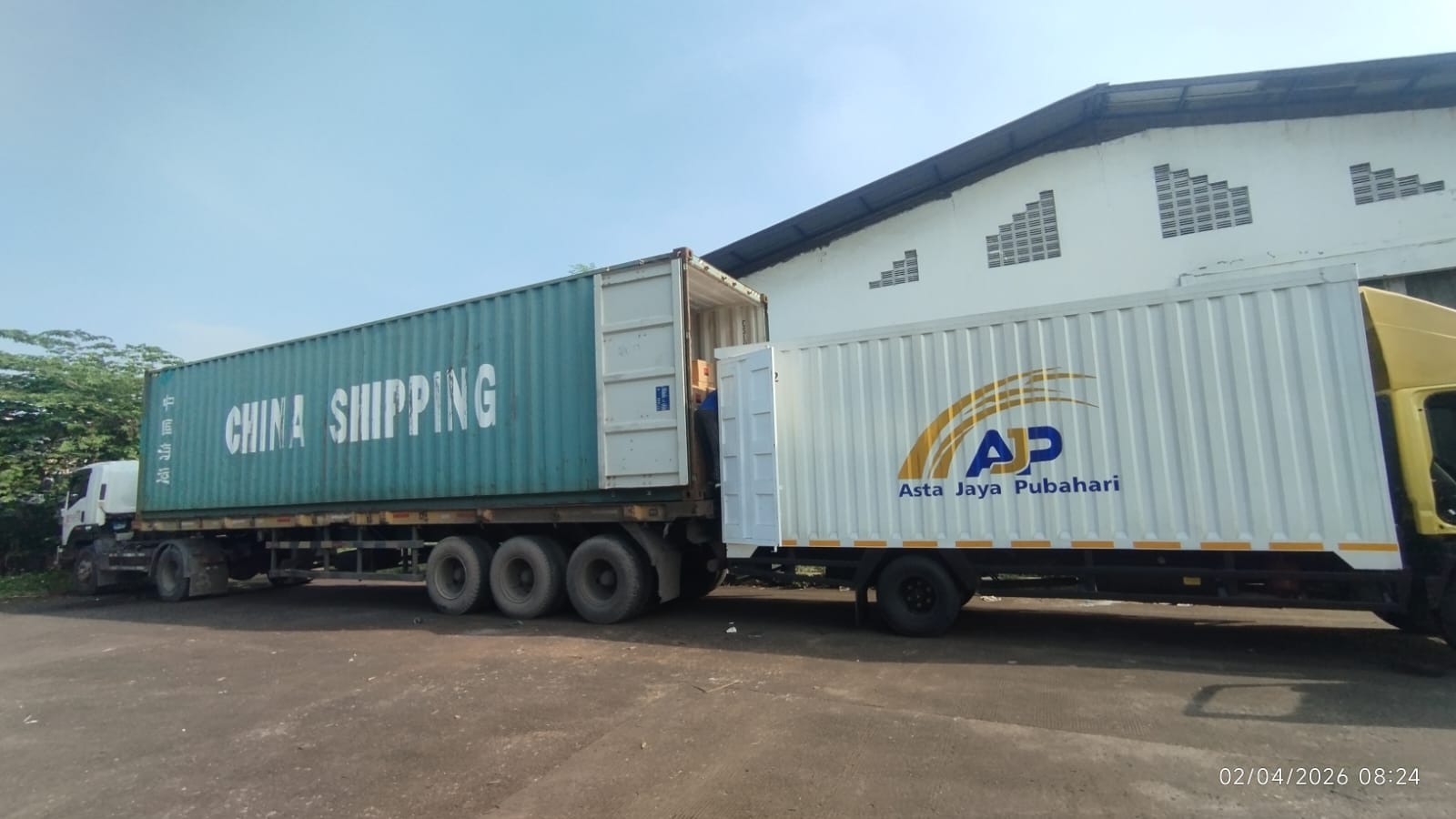 Truk kontainer dalam kegiatan pengiriman